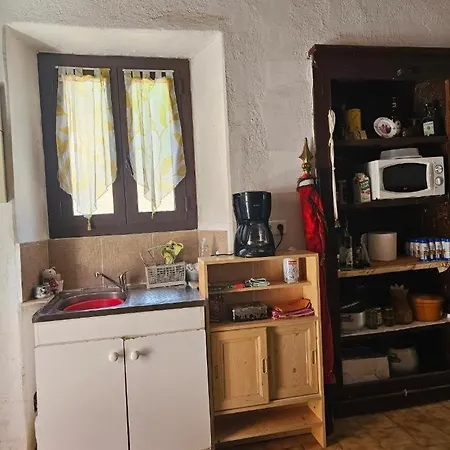 Au Village Serriera (Corsica)