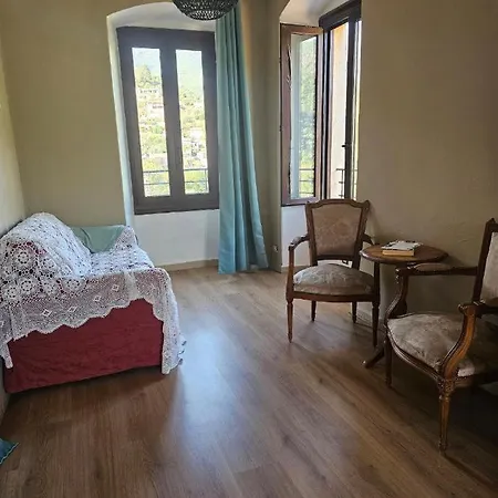 לינה וארוחת בוקר Au Village Serriera (Corsica)