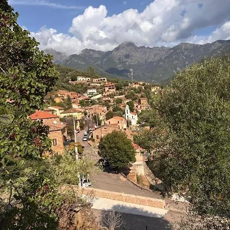 לינה וארוחת בוקר Au Village