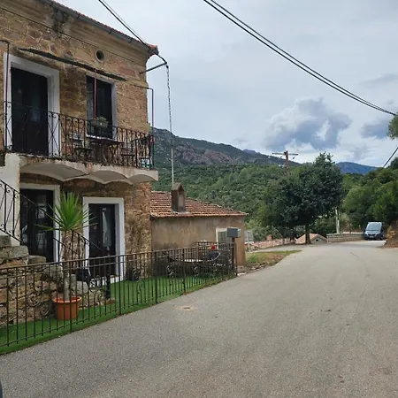 לינה וארוחת בוקר Au Village Serriera (Corsica)