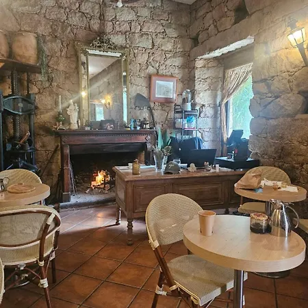 לינה וארוחת בוקר Au Village