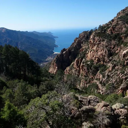 Au Village Serriera (Corsica)