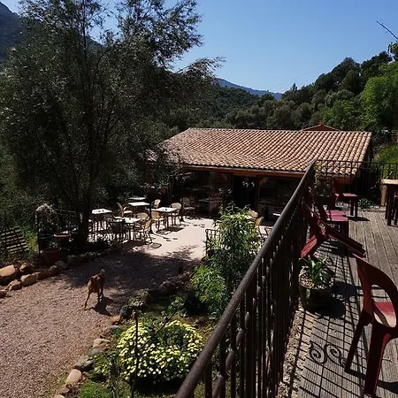 Au Village