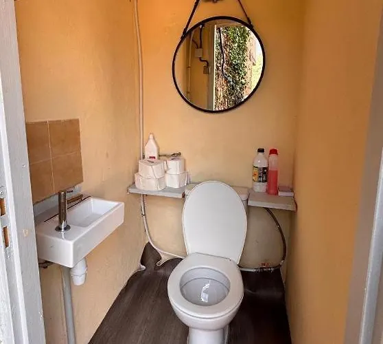 Au Village Bed & Breakfast *