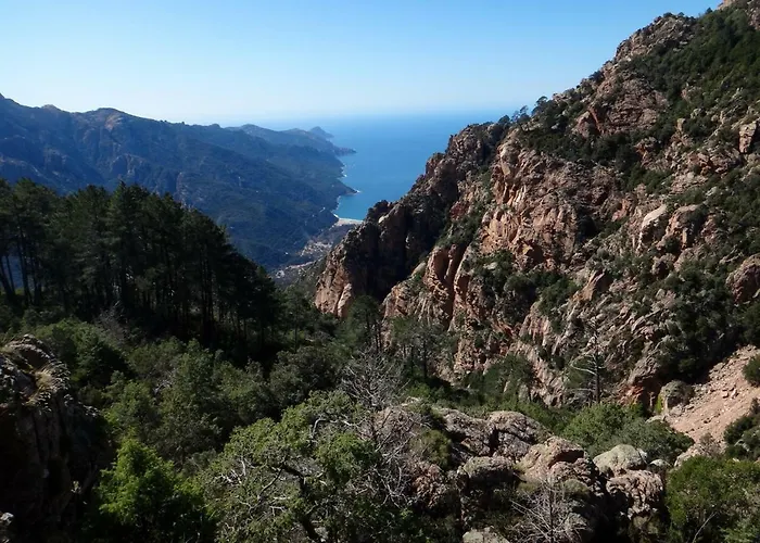Au Village Serriera (Corsica)